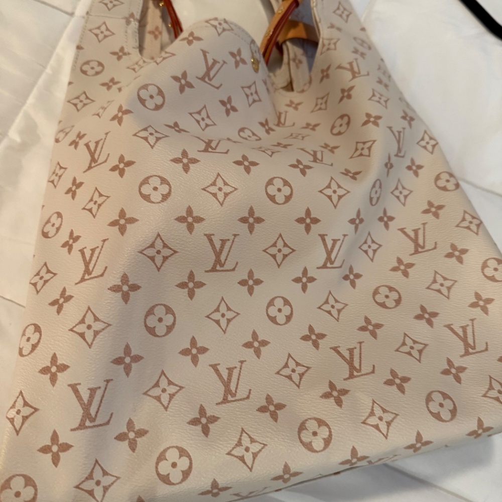 Louis Vuitton - Picture 13 of 15